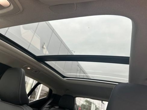 Certified 2025 Volvo XC40 B5 Plus AWD/4WD image 28