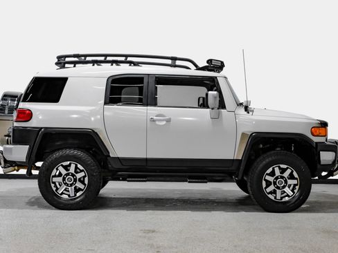 Used 2014 Toyota FJ Cruiser 4WD w/ Upgrade Package image 5