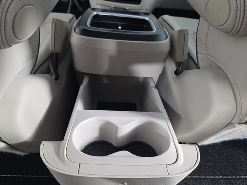 Used 2018 Chrysler Pacifica Limited FWD image 38