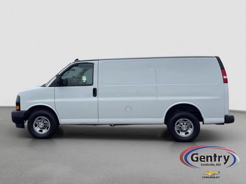 Used 2018 Chevrolet Express 2500 w/ Driver Convenience Package RWD image 3