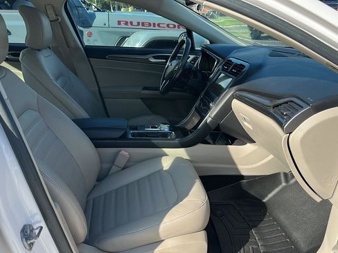 Used 2017 Ford Fusion SE w/ Fusion SE Technology Package FWD image 12