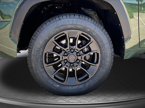 Used 2022 Toyota Tundra SR5 w/ SR5 Convenience Package AWD/4WD image 11