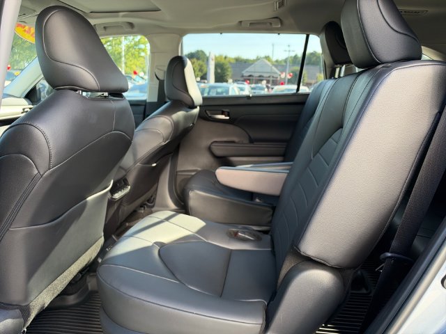 Used 2024 Toyota Highlander XLE FWD image 14