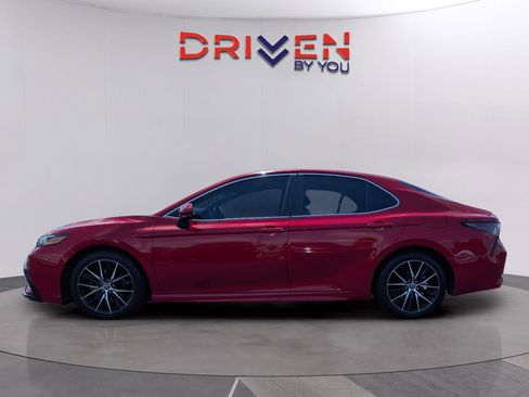Used 2021 Toyota Camry SE FWD image 2