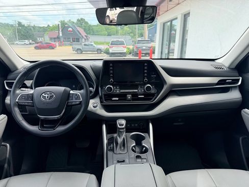 Used 2020 Toyota Highlander XLE FWD image 20