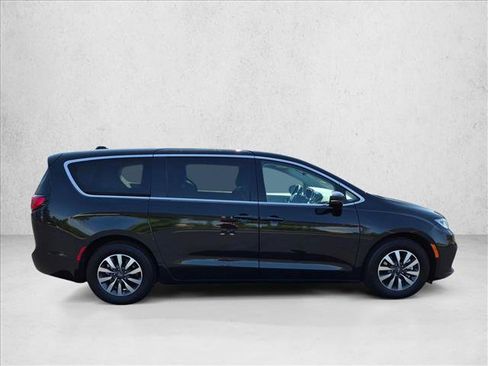 Used 2022 Chrysler Pacifica Touring-L FWD image 4