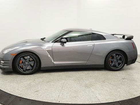 Used 2016 Nissan GT-R Black Edition image 2