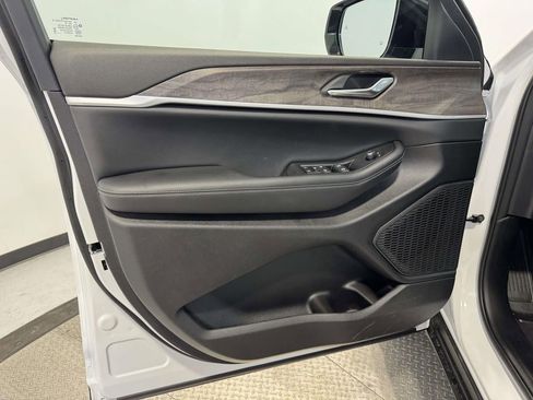 New 2026 Jeep Grand Cherokee Laredo image 13