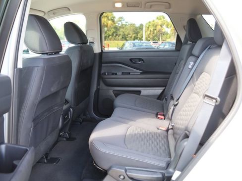 Used 2025 Nissan Pathfinder SV image 10