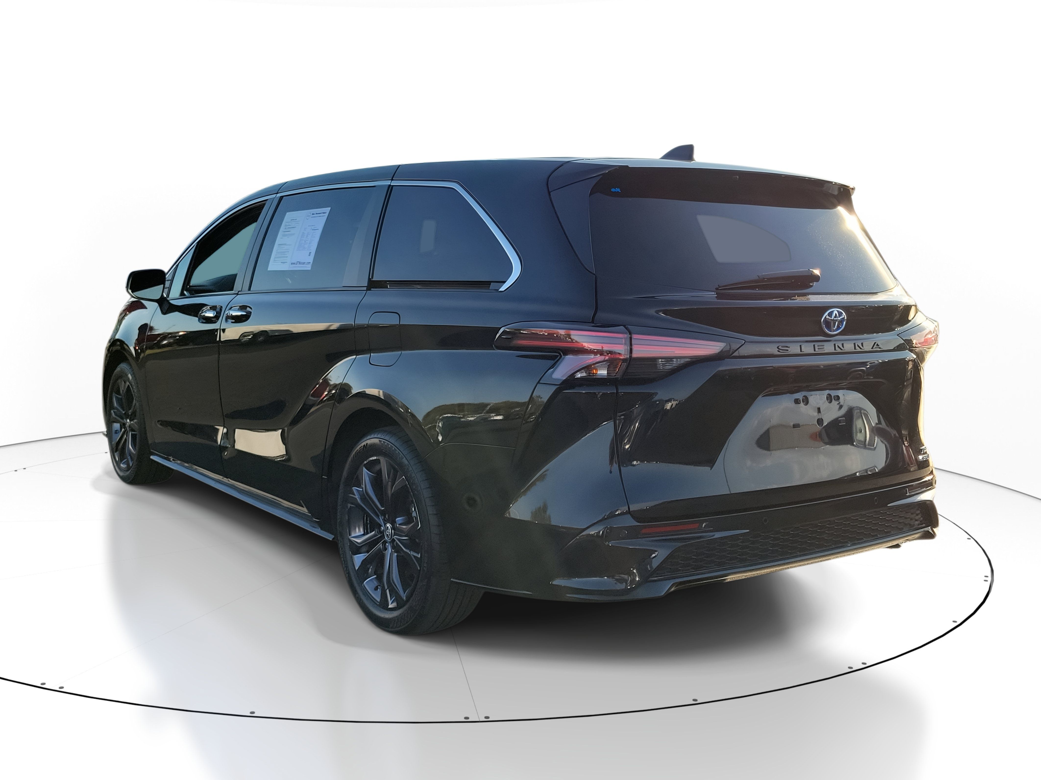 Used 2023 Toyota Sienna XSE FWD image 3