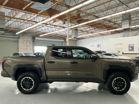 Used 2025 Toyota Tacoma TRD Off-Road w/ TRD Off Road Premium Package image 4