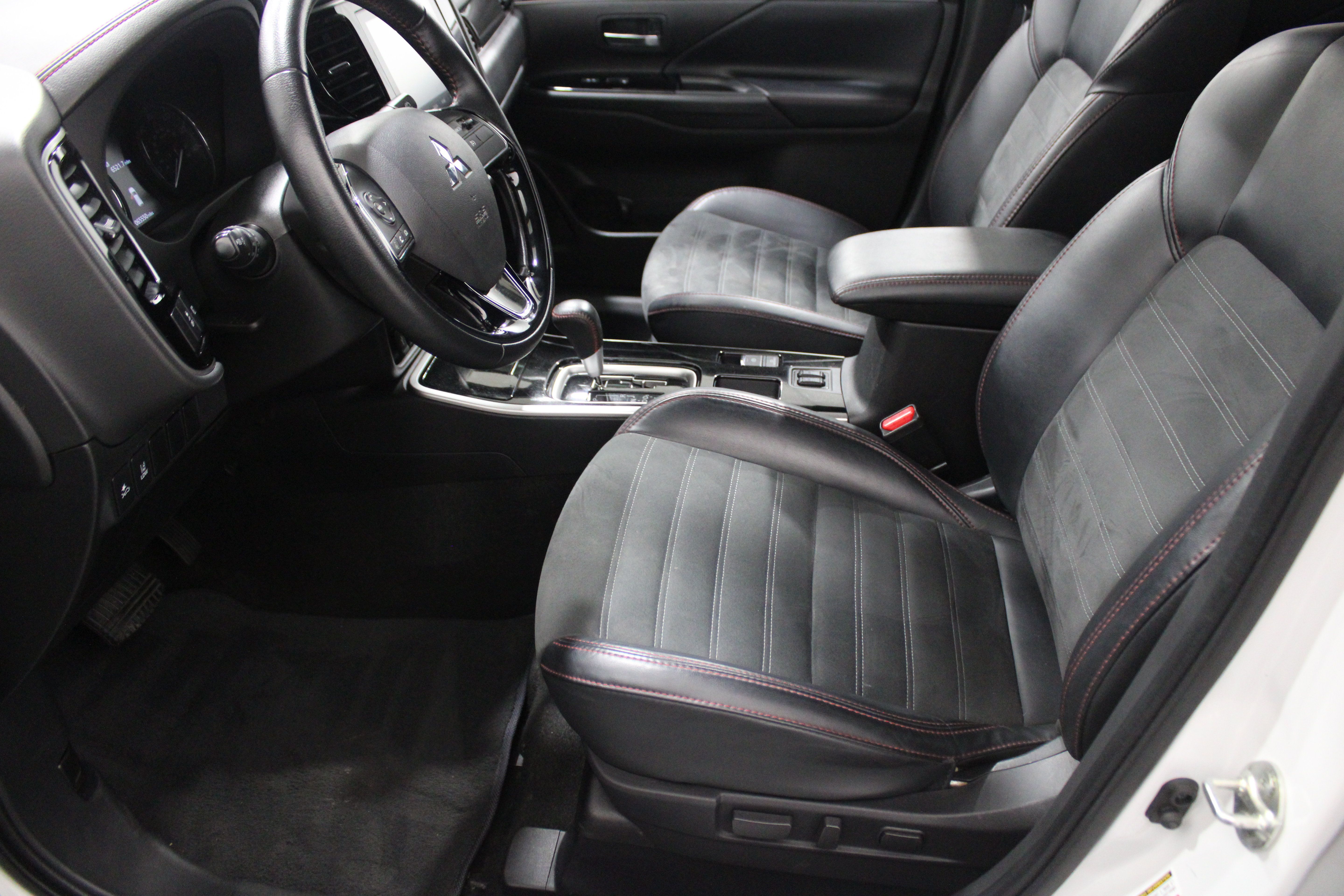 Used 2020 Mitsubishi Outlander SE FWD image 14