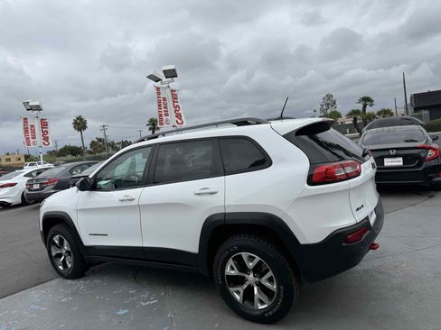 Used 2018 Jeep Cherokee Trailhawk image 9