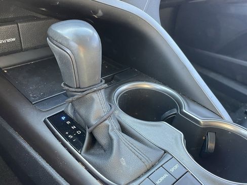 Used 2022 Toyota Camry SE image 5