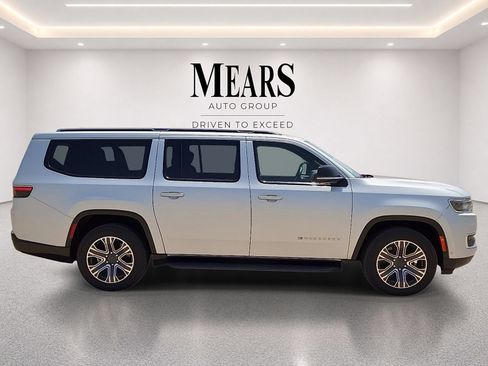 Used 2024 Jeep Wagoneer L Series II w/ Flexible Seating Group AWD/4WD image 6