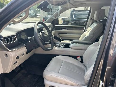 Used 2024 Jeep Wagoneer Series III w/ Premium Group I AWD/4WD image 2