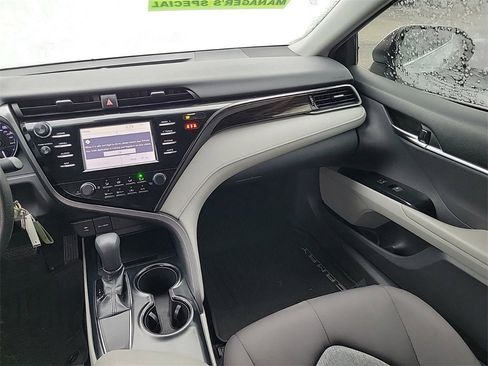 Used 2019 Toyota Camry LE image 10