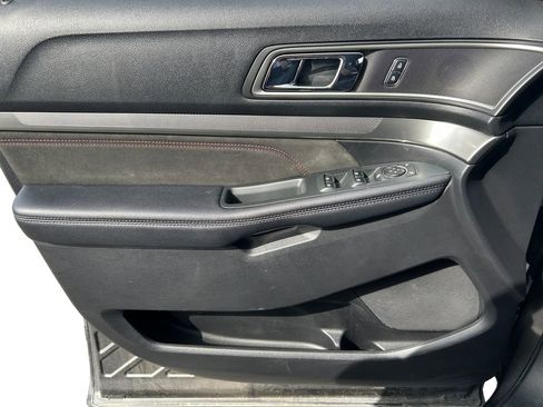Used 2018 Ford Explorer XLT w/ Equipment Group 202A FWD image 18