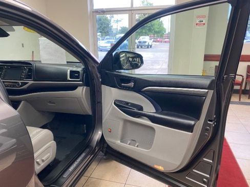 Used 2019 Toyota Highlander Limited FWD image 13