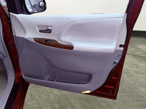 Used 2013 Toyota Sienna XLE image 27