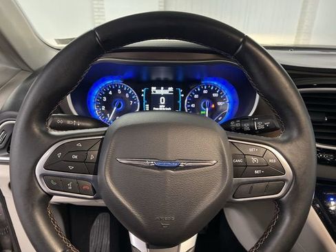 Used 2017 Chrysler Pacifica Touring-L w/ Tire & Wheel Group image 11