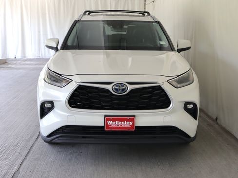 Used 2021 Toyota Highlander XLE AWD/4WD image 4