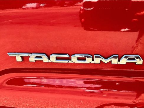 Certified 2018 Toyota Tacoma TRD Off-Road AWD/4WD image 33