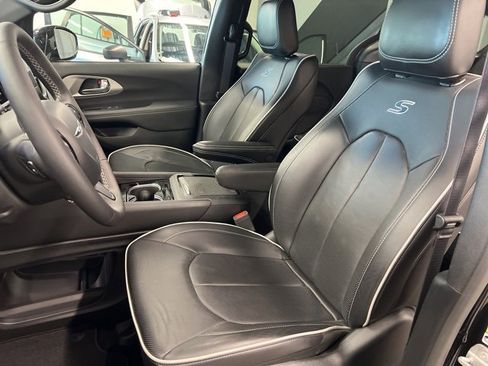 Used 2024 Chrysler Pacifica Limited w/ S Appearance Package image 24