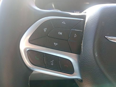 Used 2023 Chrysler Pacifica Touring-L image 17