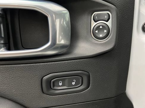 Used 2025 Jeep Wrangler Unlimited Sahara AWD/4WD image 15