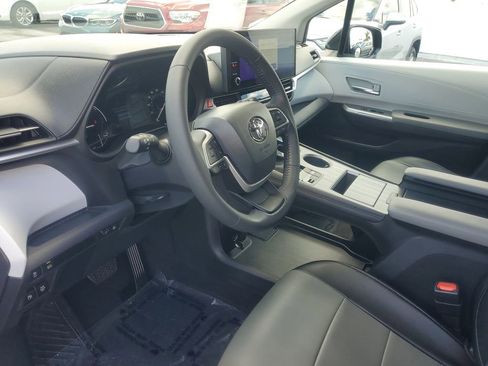 Used 2025 Toyota Sienna XLE image 16