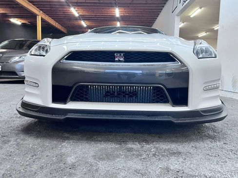 Used 2015 Nissan GT-R Premium image 7