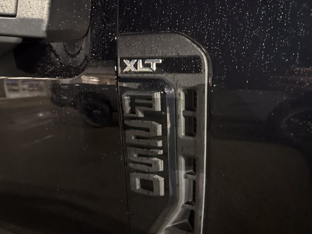 Used 2025 Ford F250 XLT w/ Black Appearance Package AWD/4WD image 4