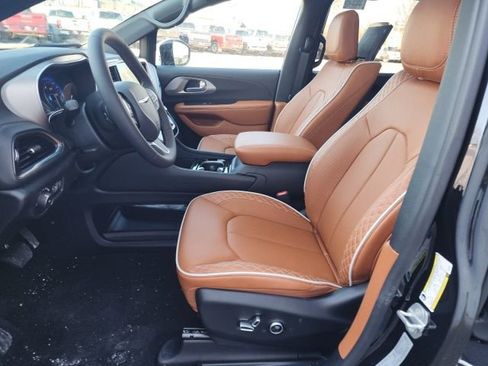 New 2026 Chrysler Pacifica Pinnacle image 17