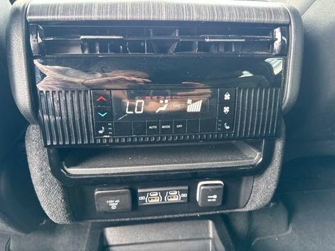 Used 2024 Jeep Wagoneer Series II AWD/4WD image 33