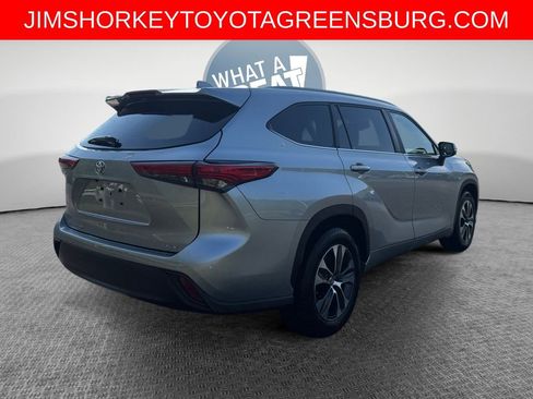 Used 2023 Toyota Highlander XLE FWD image 3