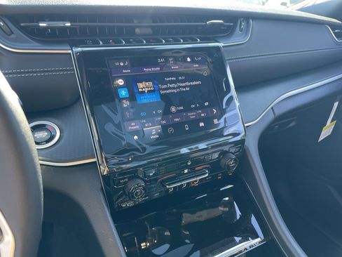 New 2025 Jeep Grand Cherokee Altitude image 16