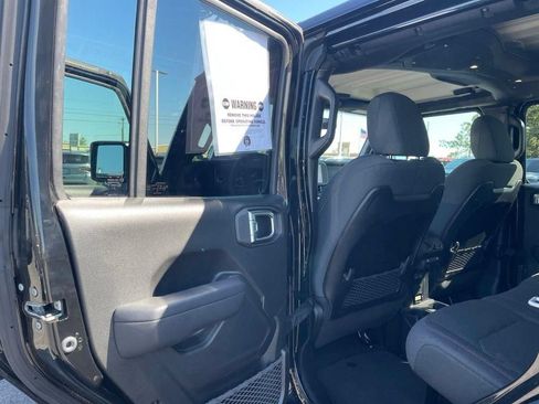 Used 2025 Jeep Wrangler Unlimited Rubicon AWD/4WD image 29