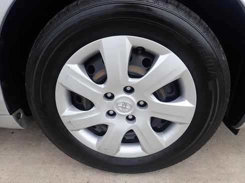 Used 2010 Toyota Camry LE image 31