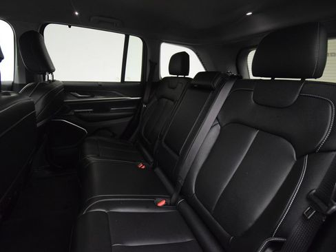 Used 2024 Jeep Grand Cherokee Limited w/ Luxury Tech Group II AWD/4WD image 23