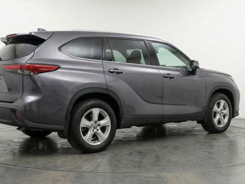 Used 2025 Toyota Highlander LE FWD image 9