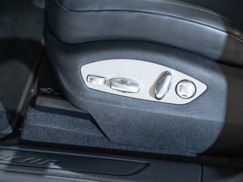 Certified 2026 Porsche Macan AWD/4WD image 13