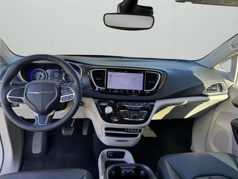 Used 2024 Chrysler Pacifica Touring-L FWD image 11