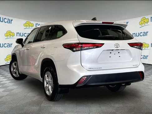 Used 2022 Toyota Highlander LE AWD/4WD image 4