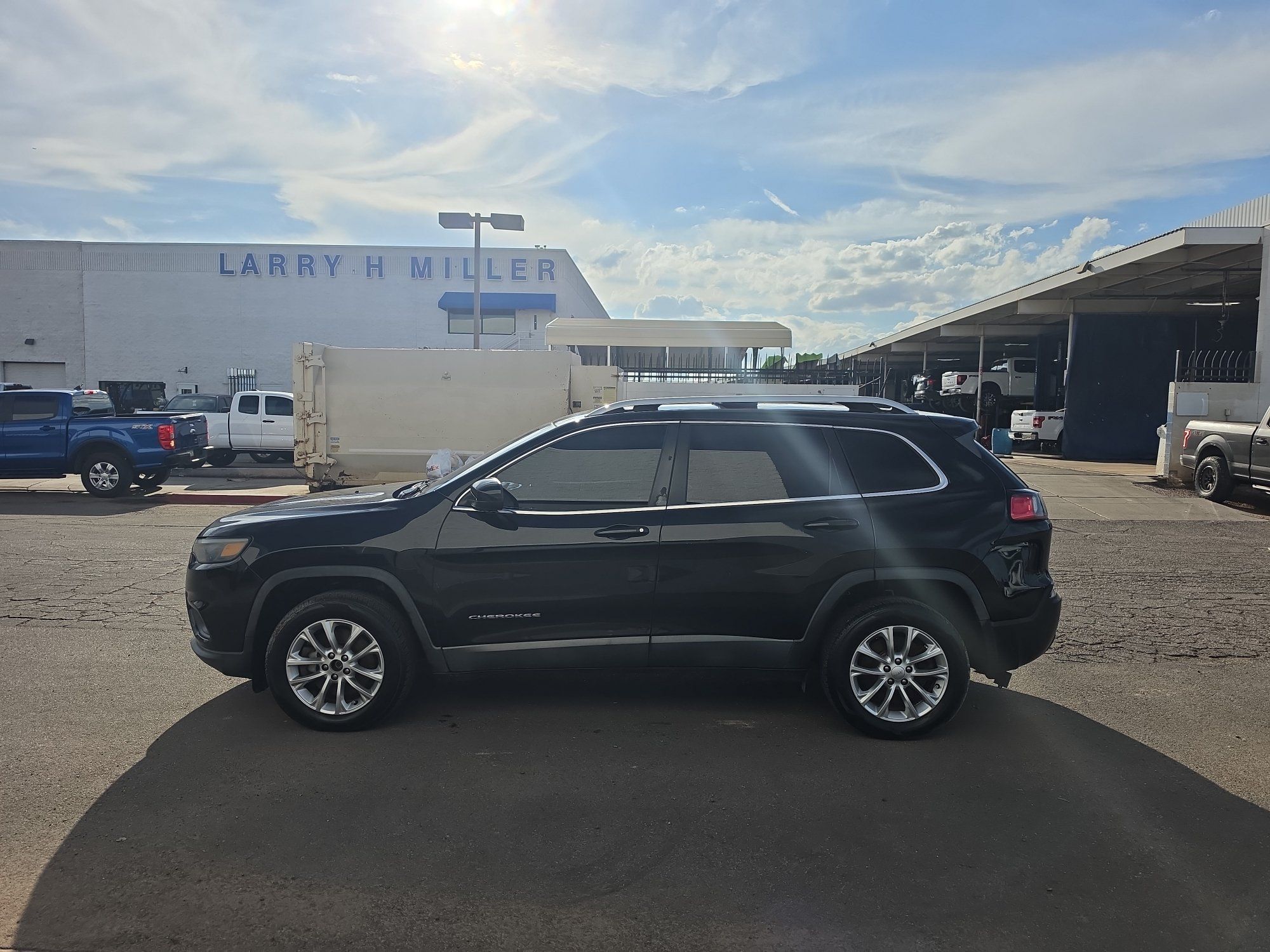 Used 2019 Jeep Cherokee Latitude w/ Cold Weather Group AWD/4WD image 2