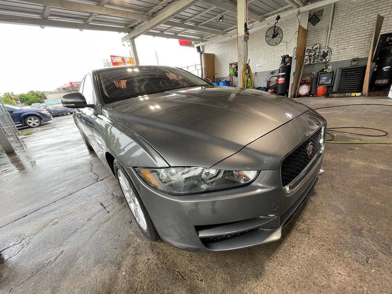 Used 2018 Jaguar XE Premium RWD image 2