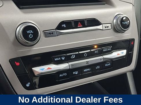Used 2024 Ford Explorer XLT w/ Equipment Group 202A RWD image 35