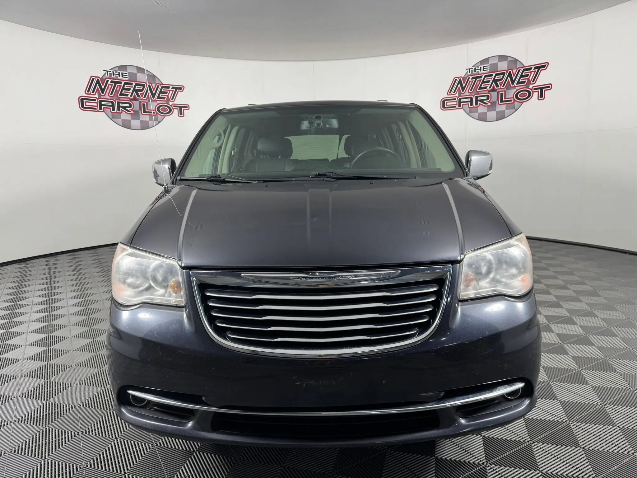 Used 2014 Chrysler Town & Country Touring-L w/ Driver Convenience Group FWD image 2