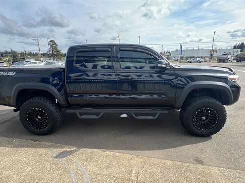 Used 2020 Toyota Tacoma TRD Off-Road w/ Technology Package AWD/4WD image 4
