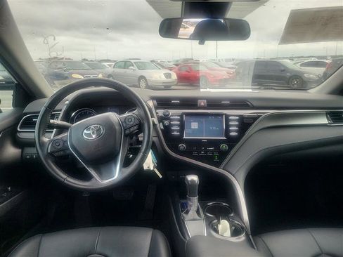 Used 2020 Toyota Camry SE FWD image 5